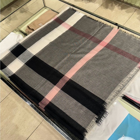 Burberry scarf nwt authentic - Picture 3 of 8
